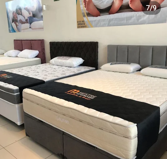 Quarto com cama box queen-size e cabeceira estofada