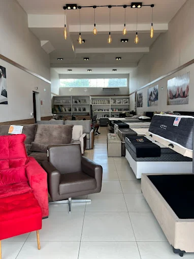 Sala aconchegante com sofá retrátil azul